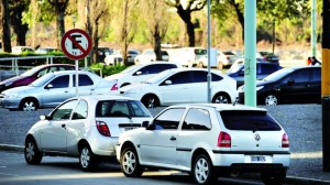 En la Ciudad hay dos autos por espacio para estacionar y se hacen 2.500 multas diarias
